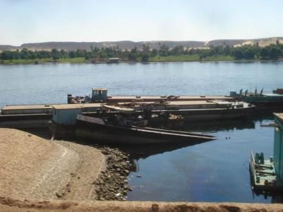 <p>صندل محمل بـ 224 طن سولار يغرق في النيل أمام أسوان</p>