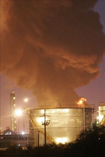 Un muerto y diez heridos en una explosión en una refinería de Pemex en el norte de México