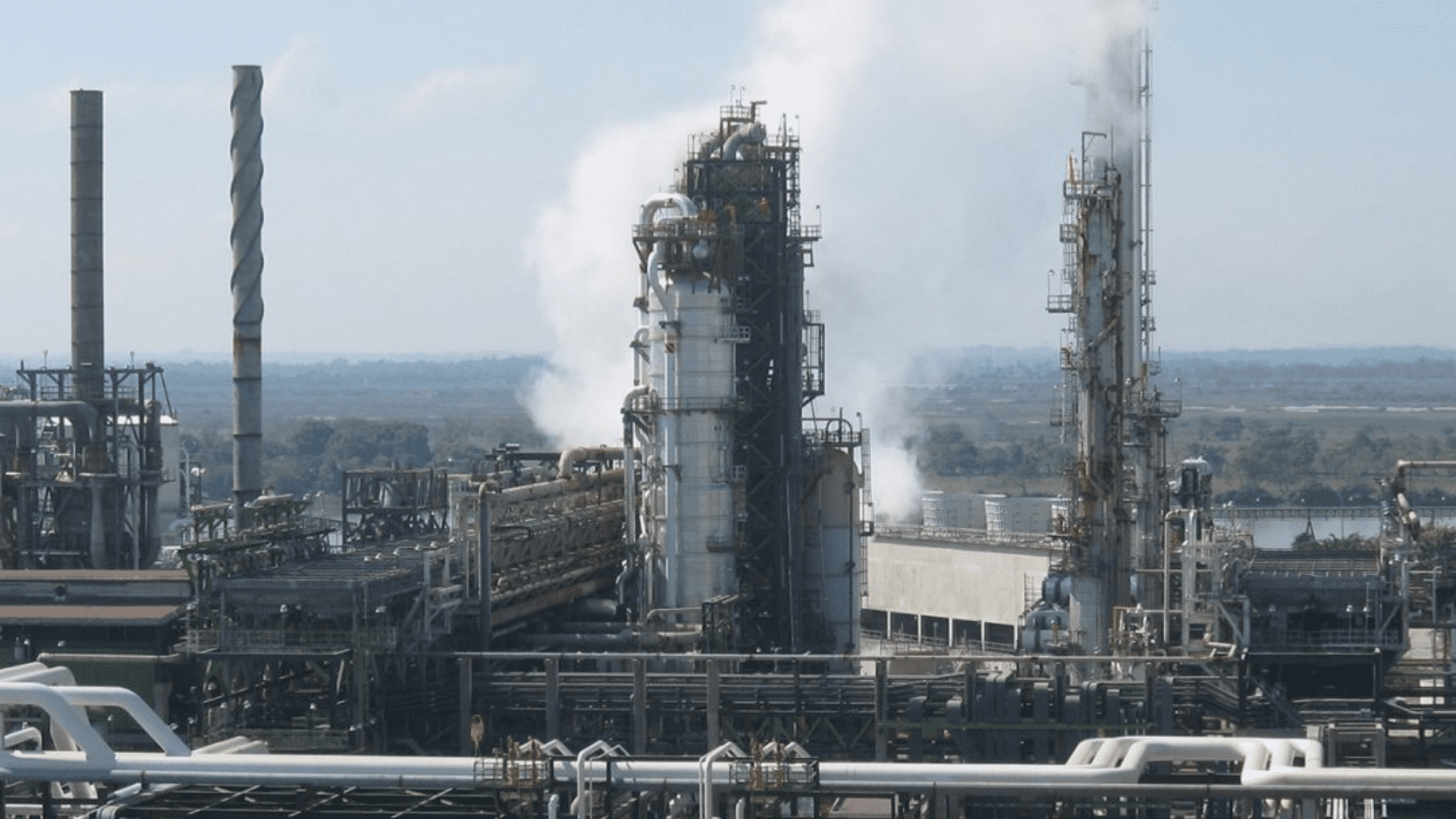 A fire at a refinery operated by Mexican state oil company Pemex injured four people on 23 May.