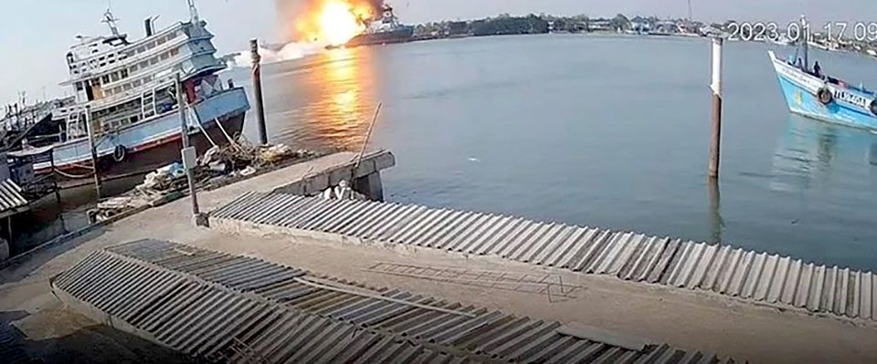 Tanker explodes, 1 dead, 4 hurt, others missing