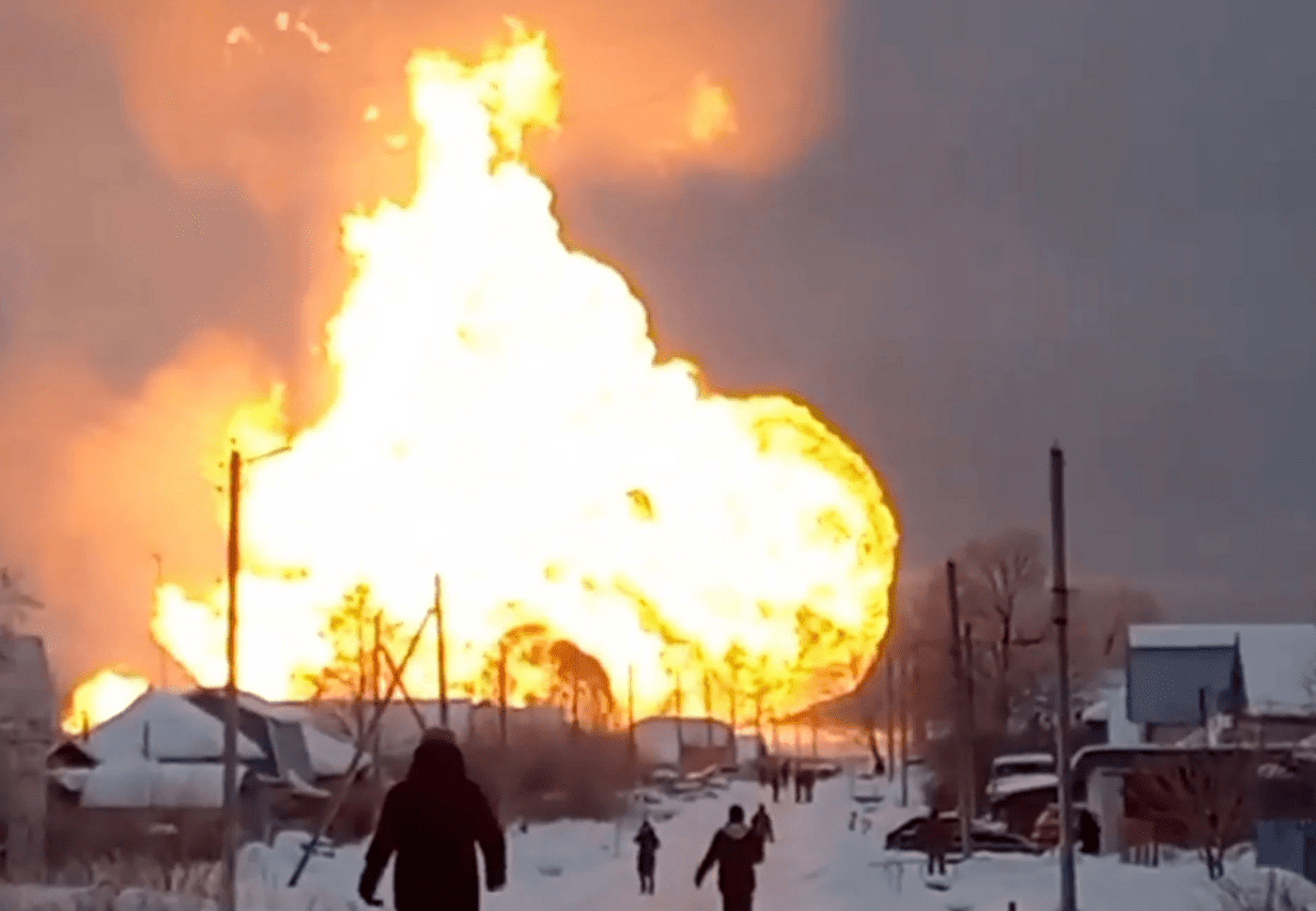 Blaze Engulfs Russian Gas Pipeline in Western Siberia